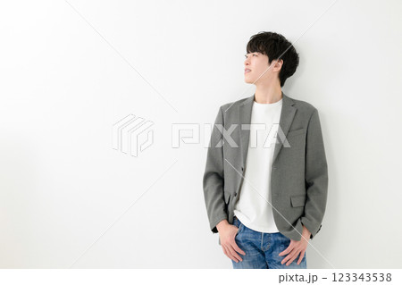 ジャケットを着た男性 ジャケットを着た男性 123343538