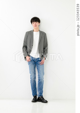 ジャケットを着た男性 123343539