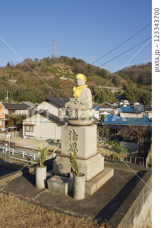 霞橋と高梁川の風景 たもとの地蔵 霞橋と高梁川の風景 たもとの地蔵 123343700