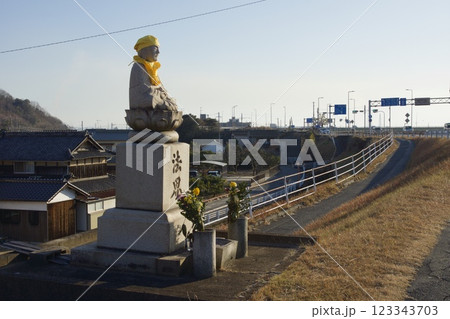霞橋と高梁川の風景　たもとの地蔵 123343703