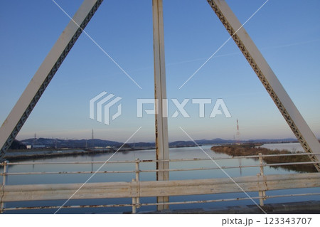 霞橋と高梁川の風景 123343707