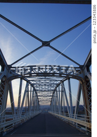 霞橋と高梁川の風景　夕暮れ時 123343886