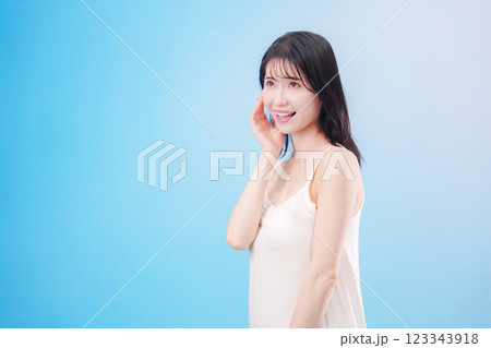 若い女性のビューティーイメージ(水色背景) 若い女性のビューティーイメージ(水色背景) 123343918