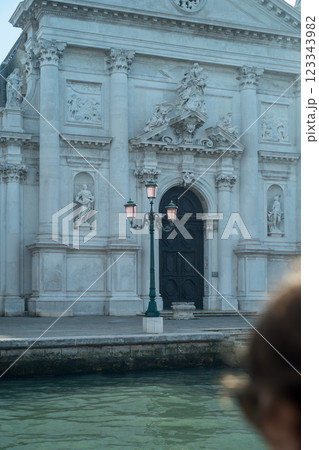 ヴァポレットから見るサン・スタエ教会の荘厳な外観 123343982