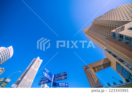 日本の横浜都市景観 桜木町駅前。横浜ランドマークタワーやクロスゲート、標識などを望む 日本の横浜都市景観 桜木町駅前。横浜ランドマークタワーやクロスゲート、標識などを望む 123343991