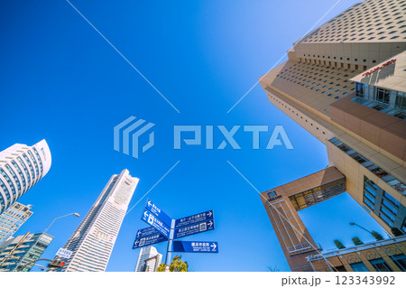 日本の横浜都市景観 桜木町駅前。横浜ランドマークタワーやクロスゲート、標識などを望む 日本の横浜都市景観 桜木町駅前。横浜ランドマークタワーやクロスゲート、標識などを望む 123343992