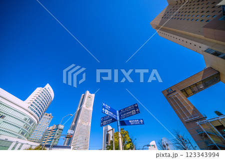 日本の横浜都市景観 桜木町駅前。横浜ランドマークタワーやクロスゲート、標識などを望む 日本の横浜都市景観 桜木町駅前。横浜ランドマークタワーやクロスゲート、標識などを望む 123343994