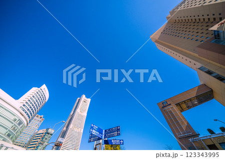 日本の横浜都市景観　桜木町駅前。横浜ランドマークタワーやクロスゲート、標識などを望む 123343995