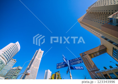 日本の横浜都市景観　桜木町駅前。横浜ランドマークタワーやクロスゲート、標識などを望む 123343996