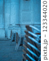 ベニスの街角に並ぶ静寂のカフェチェア ベニスの街角に並ぶ静寂のカフェチェア 123344020