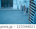 ベニスの街角に並ぶ静寂のカフェチェア ベニスの街角に並ぶ静寂のカフェチェア 123344021