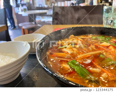 湯気の立ちのぼる酸辣湯麺　酸辣湯麺セット 123344175