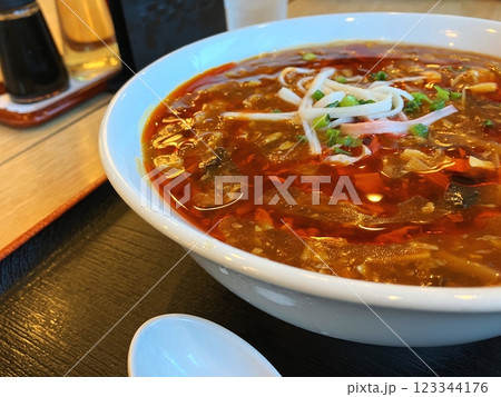 湯気の立ちのぼる酸辣湯麺　酸辣湯麺セット 123344176