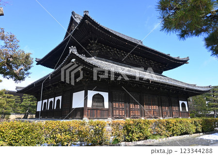 京都市東山区 建仁寺の雄大な法堂 123344288