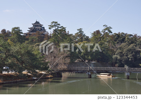 堀川遊覧船と松江城を望む(松江市) 堀川遊覧船と松江城を望む(松江市) 123344453