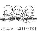 花壇に苗を植えている三人の子供たち 123344504