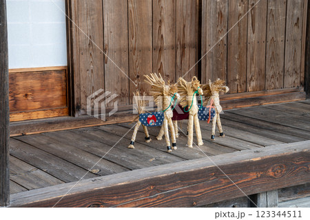 古い家屋の縁側に置かれたわら作りのオシラサマ 123344511