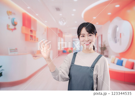 保育施設で働く若い女性 保育施設で働く若い女性 123344535