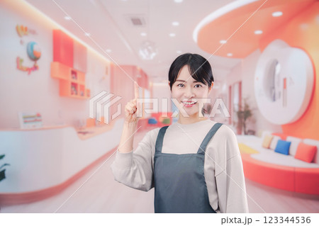 保育施設で働く若い女性 保育施設で働く若い女性 123344536