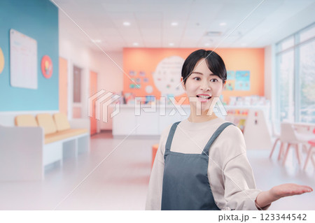 保育施設で働く若い女性 123344542