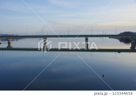 霞橋と高梁川の風景　夕景 123344658