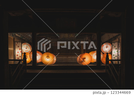 袋井市にある法多山尊永寺の和傘アートのライトアップの風景(静岡県) 123344669