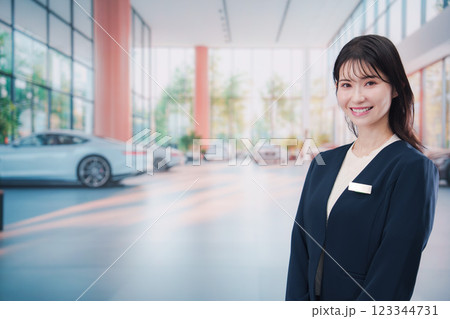 カーディーラーで接客をする若い女性 カーディーラーで接客をする若い女性 123344731