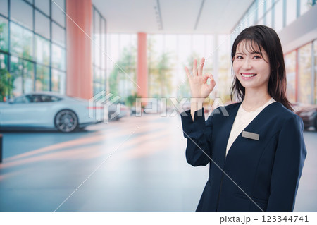 カーディーラーで接客をする若い女性 カーディーラーで接客をする若い女性 123344741