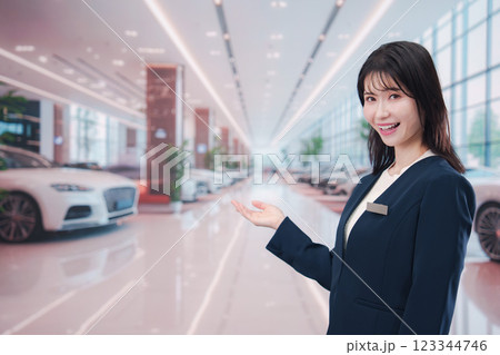 カーディーラーで接客をする若い女性 123344746