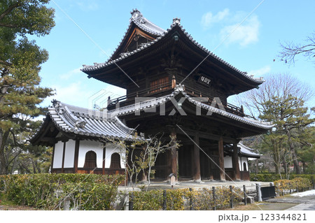 京都市東山区 建仁寺の雄大な三門 京都市東山区 建仁寺の雄大な三門 123344821