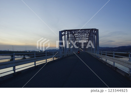 霞橋と高梁川の風景 夕暮れの鉄橋と一番星 霞橋と高梁川の風景 夕暮れの鉄橋と一番星 123344925