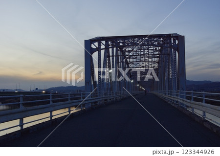 霞橋と高梁川の風景 夕暮れの鉄橋と一番星 霞橋と高梁川の風景 夕暮れの鉄橋と一番星 123344926