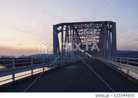 霞橋と高梁川の風景　夕暮れの鉄橋と一番星 123344930
