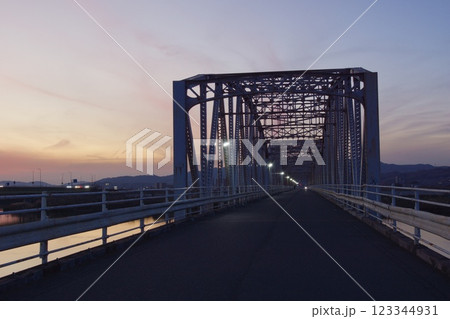 霞橋と高梁川の風景　夕暮れの鉄橋と一番星 123344931