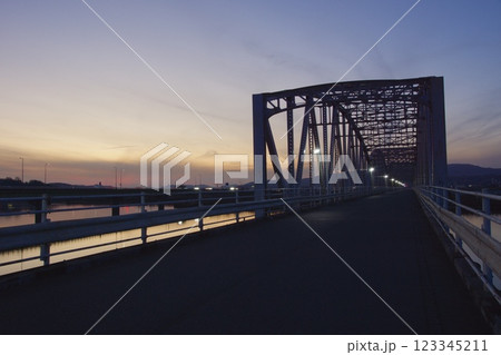 霞橋と高梁川の風景 夕景 鉄橋のシルエット 霞橋と高梁川の風景 夕景 鉄橋のシルエット 123345211