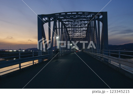 霞橋と高梁川の風景　夕景　鉄橋のシルエット 123345215