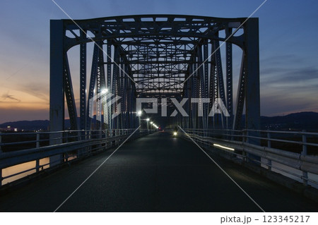 霞橋と高梁川の風景　夕景　鉄橋のシルエット 123345217