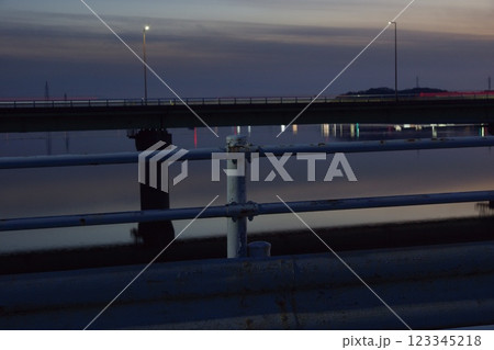 霞橋と高梁川の風景　夕景　鉄橋のシルエット 123345218