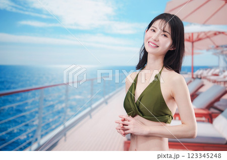 クルーズ旅行を楽しむ水着を着た若い女性 クルーズ旅行を楽しむ水着を着た若い女性 123345248