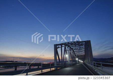 霞橋と高梁川の風景　夕景　夜景 123345307