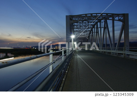 霞橋と高梁川の風景 夕景 夜景 霞橋と高梁川の風景 夕景 夜景 123345309