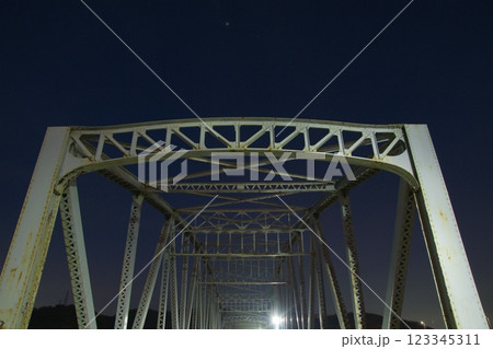霞橋と高梁川の風景　鉄骨と星空 123345311