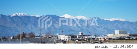 松本平から望む北アルプス 123345604