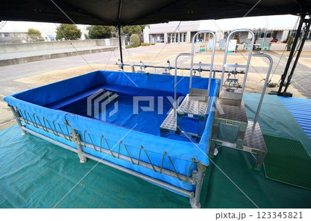 自衛隊の野外入浴セットの展示　災害時に設営される自衛隊のお風呂の施設 123345821