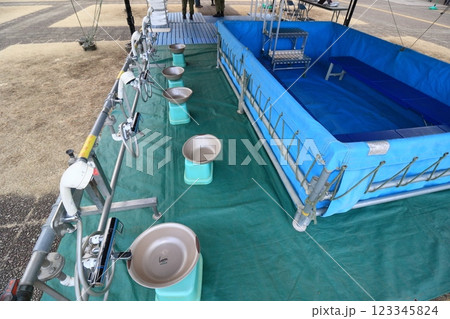 自衛隊の野外入浴セットの展示　災害時に設営される自衛隊のお風呂の施設 123345824