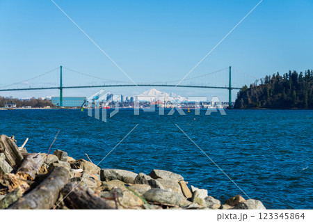 Lions Gate Bridge with snowcapped mountain Mount Baker in the background. Beautiful landscape view from West Vancouver Centennial Seawalk, BC, Canada. 123345864