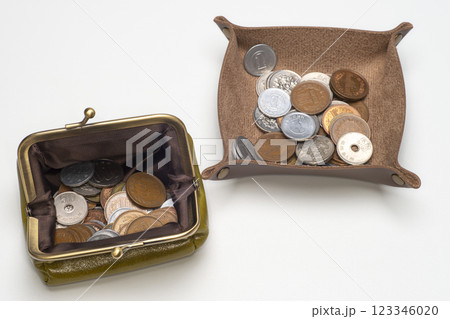 がま口と小銭とコイントレー 123346020