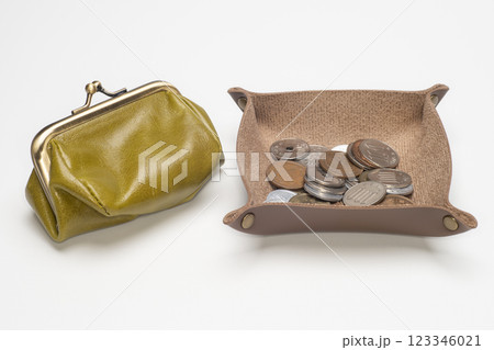 がま口と小銭とコイントレー 123346021