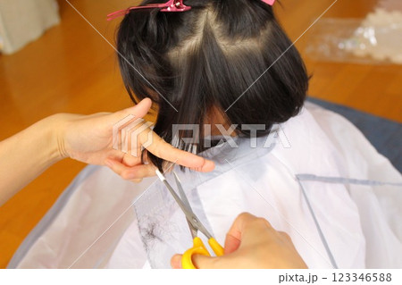 自宅で髪を切る子供 123346588