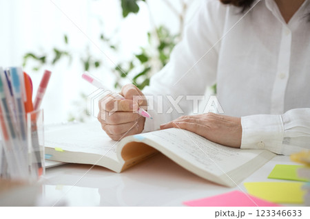 学習するミドル女性の手元 学習するミドル女性の手元 123346633